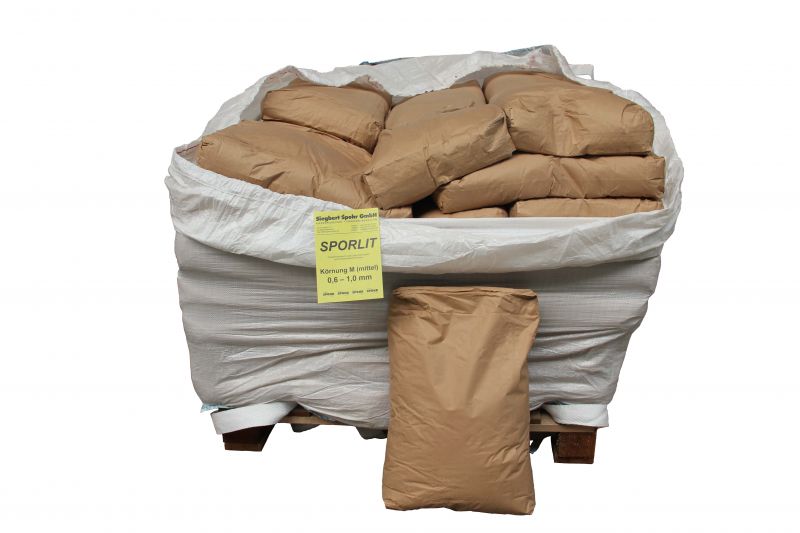 SPORLIT slag binder for iron and steel casting, showing a single delivery bag in front of a bulk big bag shipment