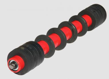 Conveyor roller equipped with rubber discs for impact absorption at loading points or belt cleaning on the return side