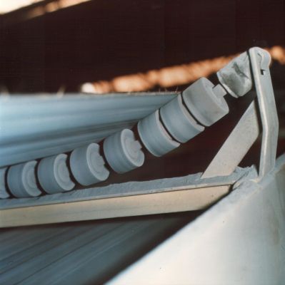 Elastic conveyor rollers installed in a conveyor system under operating conditions
