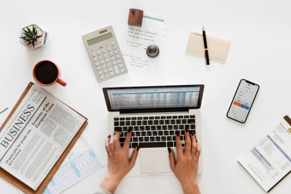 Laptop mit Fragebogen