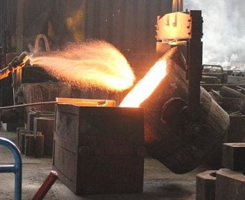 Industrial application of SPORLIT slag binder during the casting process in a heavy-duty iron foundry
