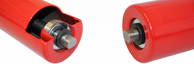 Schnittmodell einer rot lackierten Stahl-Tragrolle der Siegbert Spohr GmbH mit detaillierter Ansicht des integrierten Kugellagers, der Achse und des Dichtungssystems