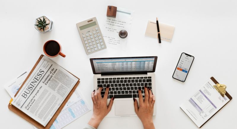 Laptop mit Fragebogen