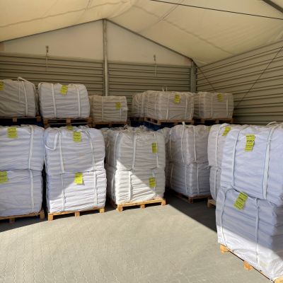 Großlager der Siegbert Spohr GmbH mit versandbereiten Big Bags voll Schlackenbinder auf Paletten