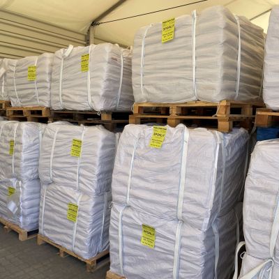 Detailaufnahme von sauber palettierten und beschrifteten Big Bags mit Schlackenbinder im Spohr Werkshandel