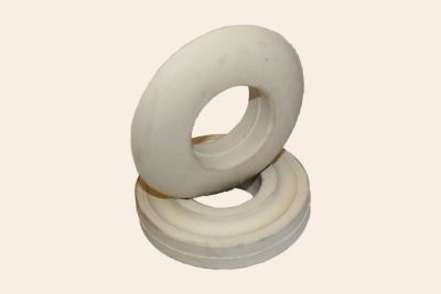 White rubber disc segments for conveyor belt rollers, specifically designed for hygienic food and detergent processing environments