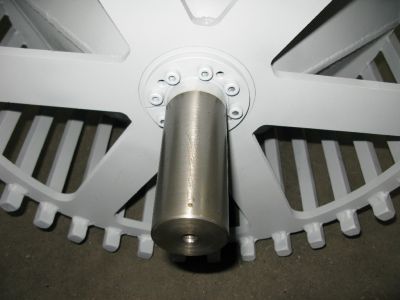 Close-up shot showing the precision-machined shaft and robust welding joints of a slatted conveyor pulley