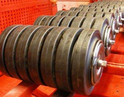 Shock-absorbing cushion idler with rubber discs designed to protect the conveyor belt under loading chutes