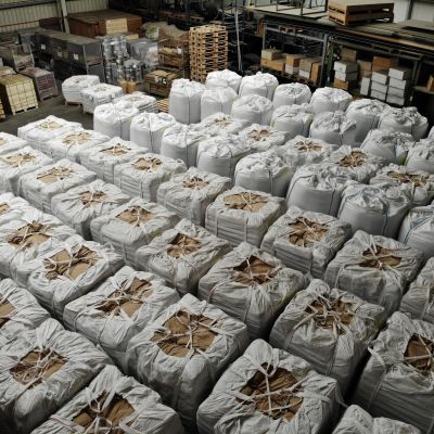 ogelperspektive auf ein riesiges Palettenlager mit Big Bags voller Schlackenbinder für die Belieferung von Großgießereien