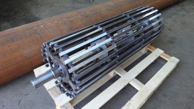 Corrosion-resistant stainless steel slatted conveyor drum in an elongated execution, ready for industrial transport