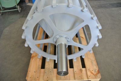 Full front view showing the complete design of a heavy-duty slatted conveyor pulley by Siegbert Spohr GmbH